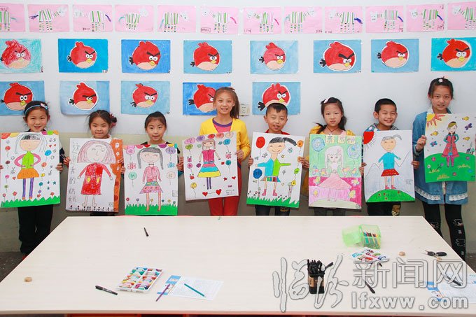 5月10日，洪洞縣的幾名小學(xué)生在展示他們的畫作。王培基 攝