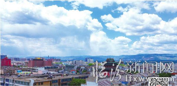 藍(lán)天白云下臨汾城市美如畫
